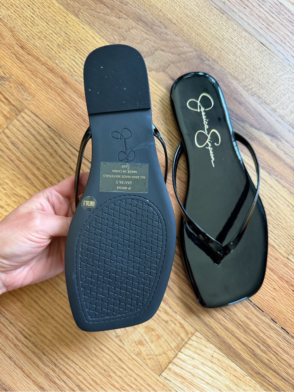 Jessica Simpson Black Patent Square-Toe Thong Sandals Size 6 - Picture 2 of 2